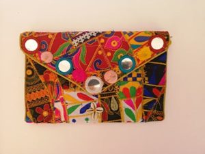 Grande pochette colorée, pompms et coquillage 3