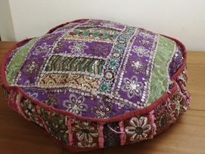 coussin rond, légère épaisseur, dominance violet, gamme mille et une nuits