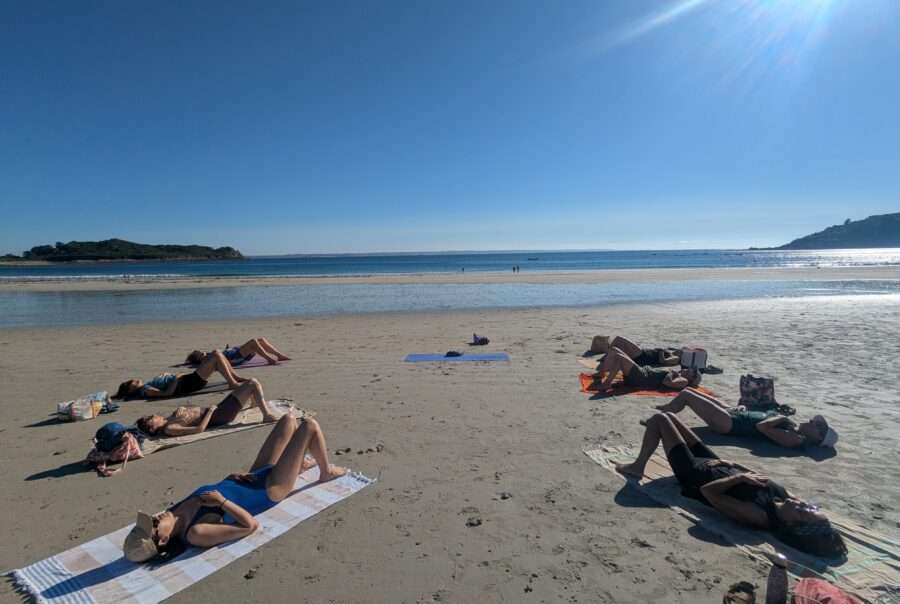 Cours de yoga sur les côtede granit rose